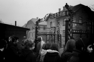 przed bramą KL Auschwitz